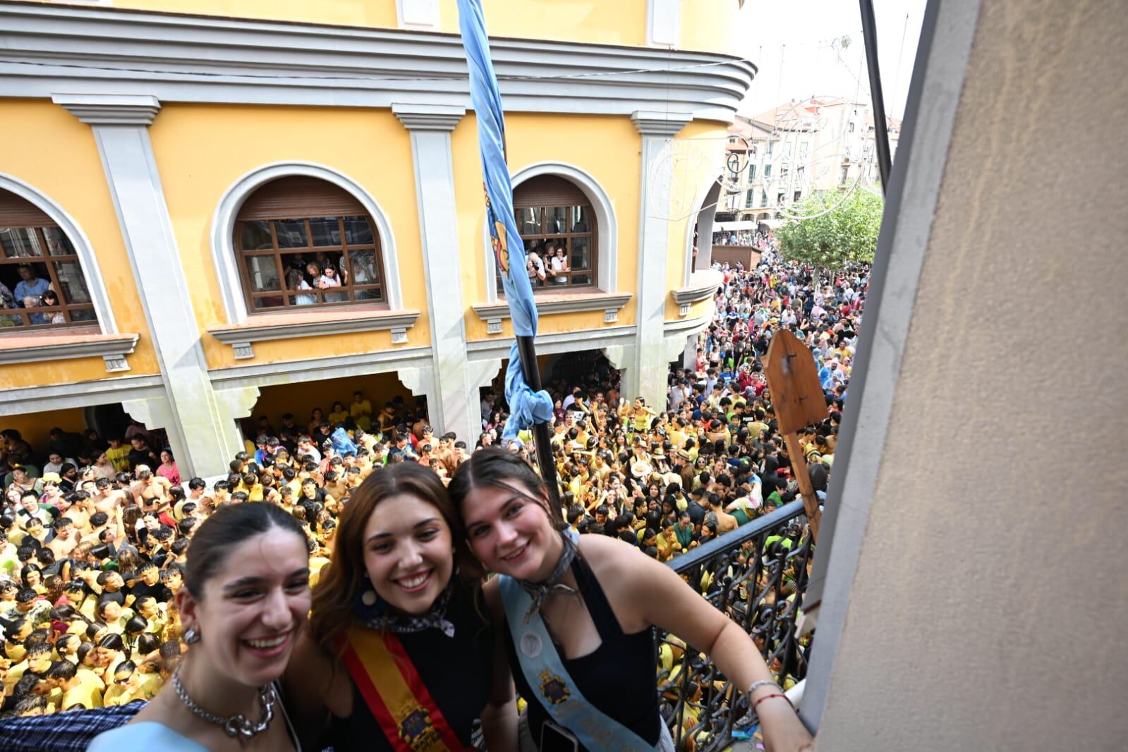 La reina (centro) y las damas de las fiestas patronales de Aranda 2025 en el cañonazo