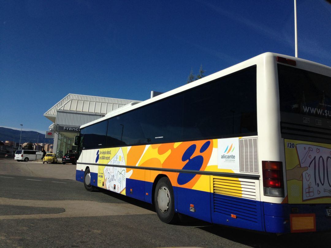 Un autobús, en imagen de archivo, circulando entre Cocentaina y Alcoy.