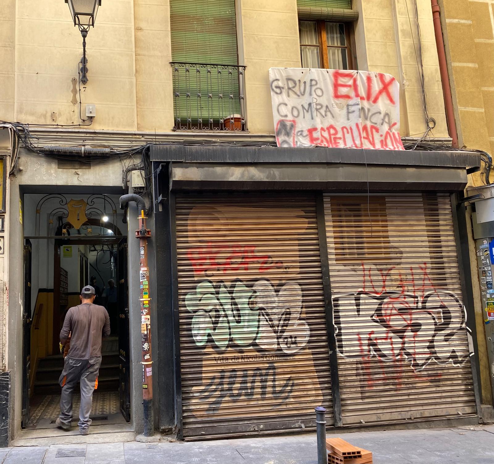 Obrero trabajando en la rehabilitación del edificio de la Calle Tribulete, número 7