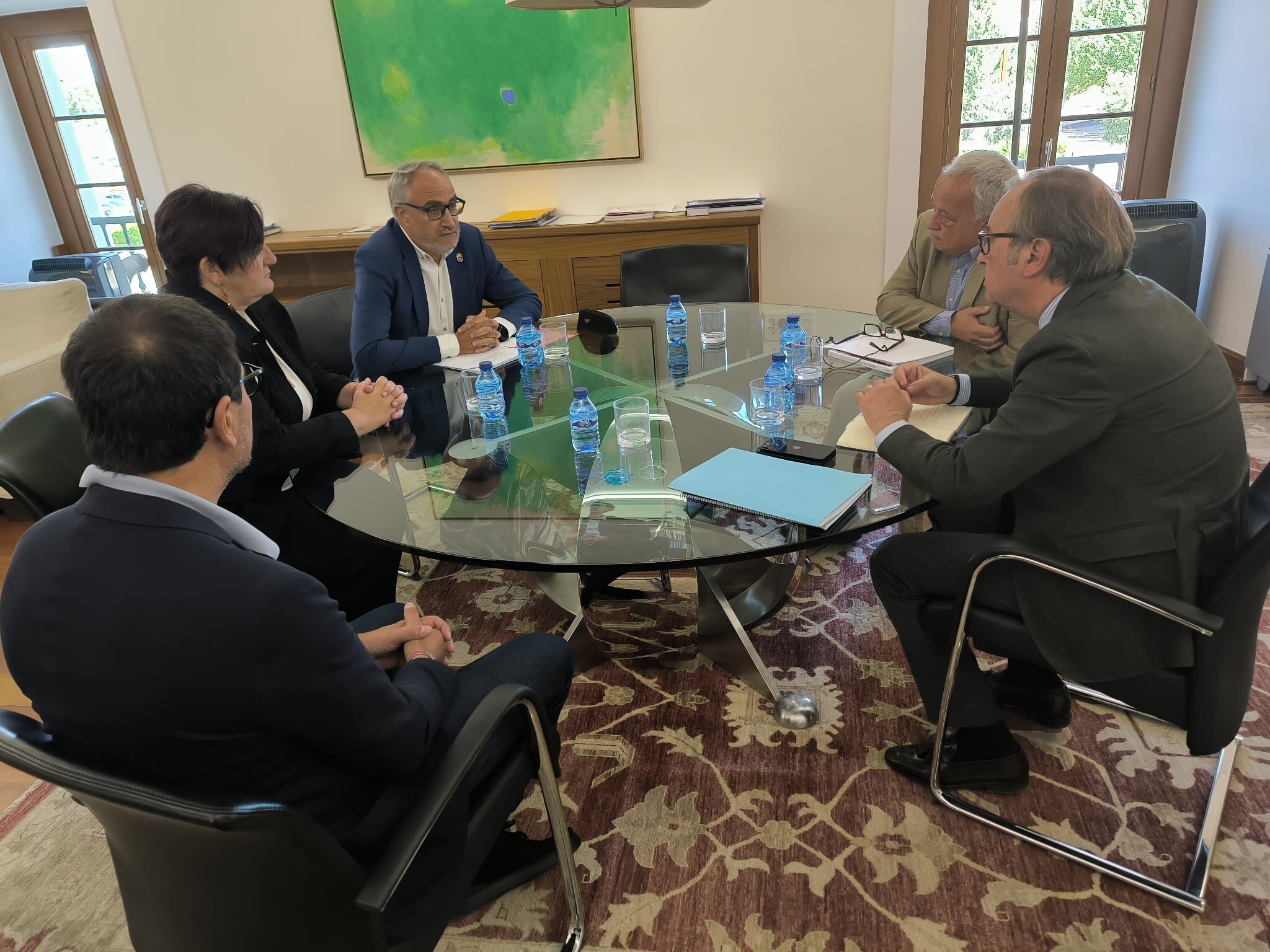 El consejero de Cultura de la Junta y el presidente del Consejo Comarcal del Bierzo junto a otros miembros de ambas direcciones