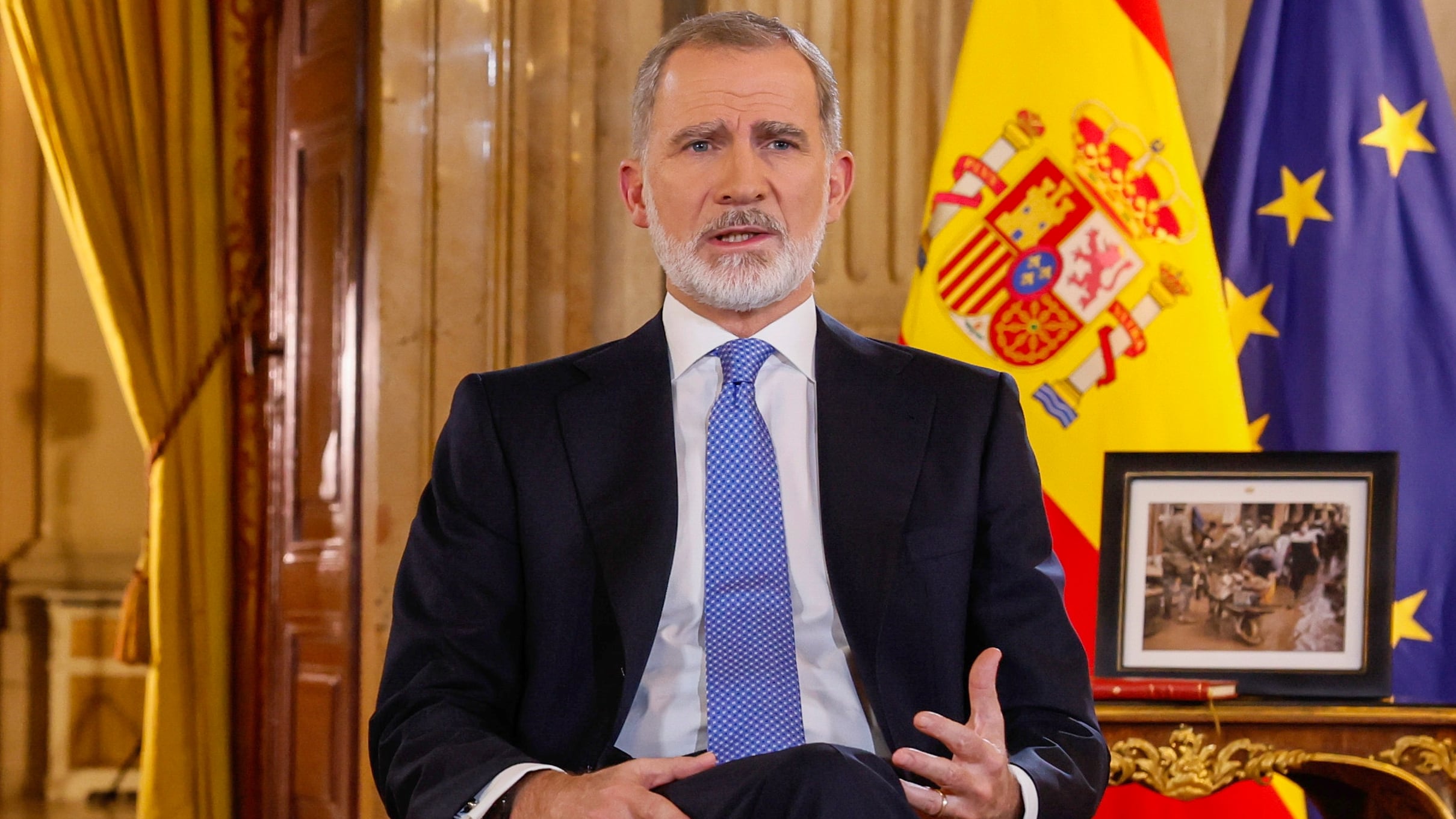 MADRID, 24/12/2024.- Felipe VI en su tradicional mensaje de Navidad, grabado en el Salón de Columnas del Palacio Real. EFE/ Ballesteros   POOL
