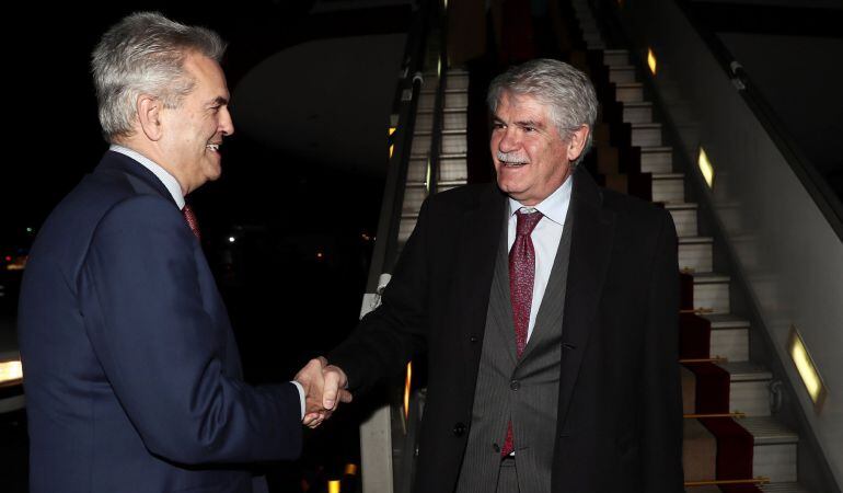 El ministro español de Asuntos Exteriores, Alfonso Dastis, es recibido por el embajador de España en Irán, Eduardo López Busquets a su llegada a Teherán.