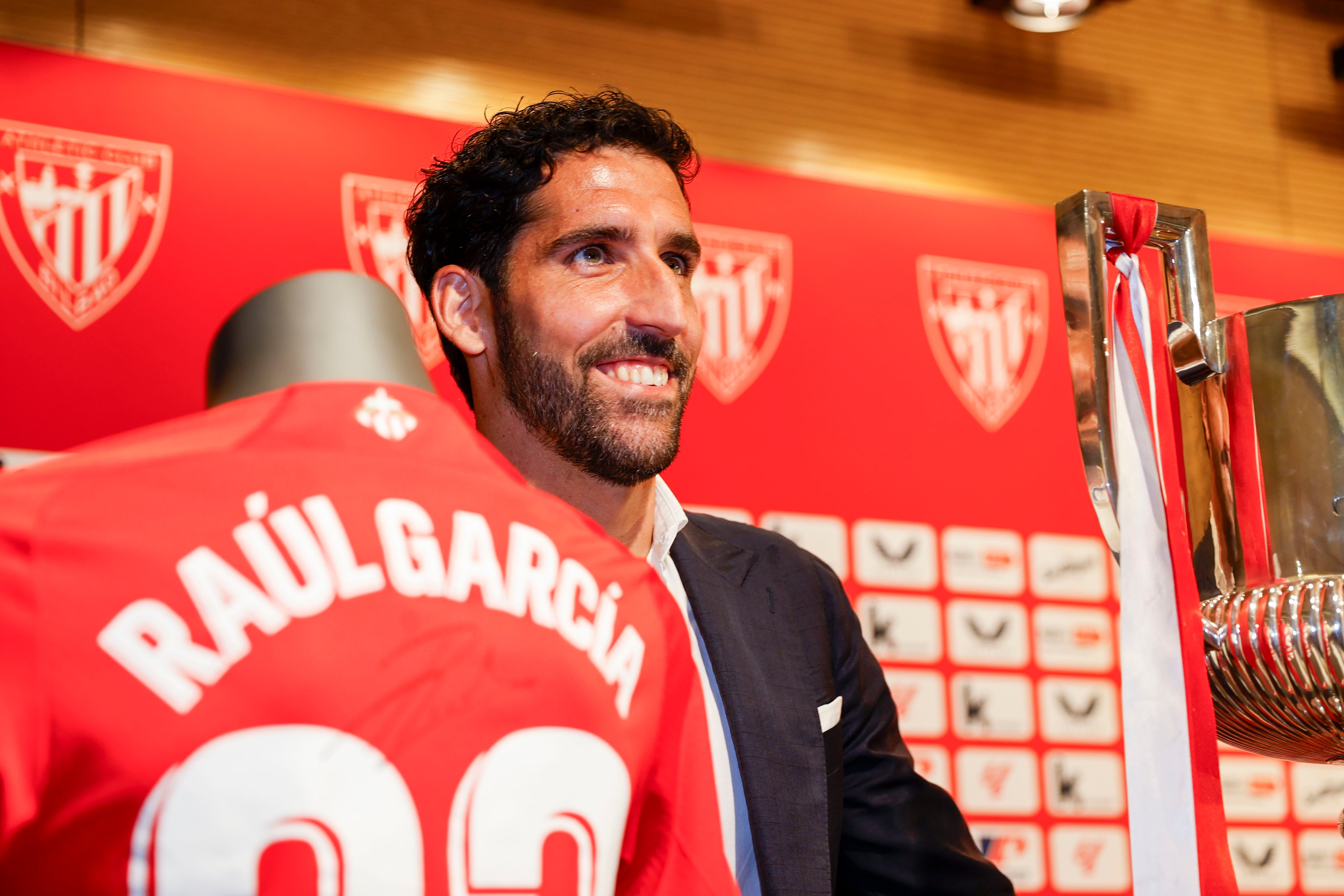 GRAFCAV2342. BILBAO, 09/05/2024.- Raúl García, jugador del Athletic, tras anunciar este jueves que se retira del fútbol en activo al final de temporada y el sábado será homenajeado en San Mamés en el partido ante Osasuna por ese motivo.EFE/Luis Tejido
