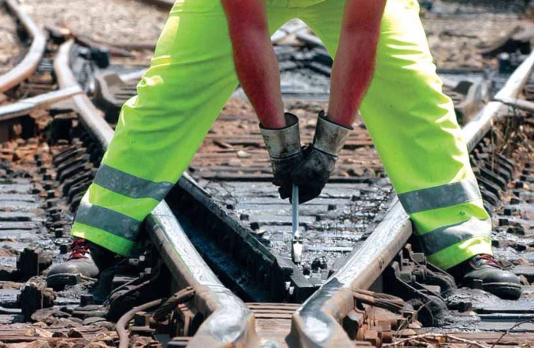 Los trabajos de mantenimiento se centran en asegurar que la vía reúne las condiciones óptimas para la circulación de trenes de alta velocidad.