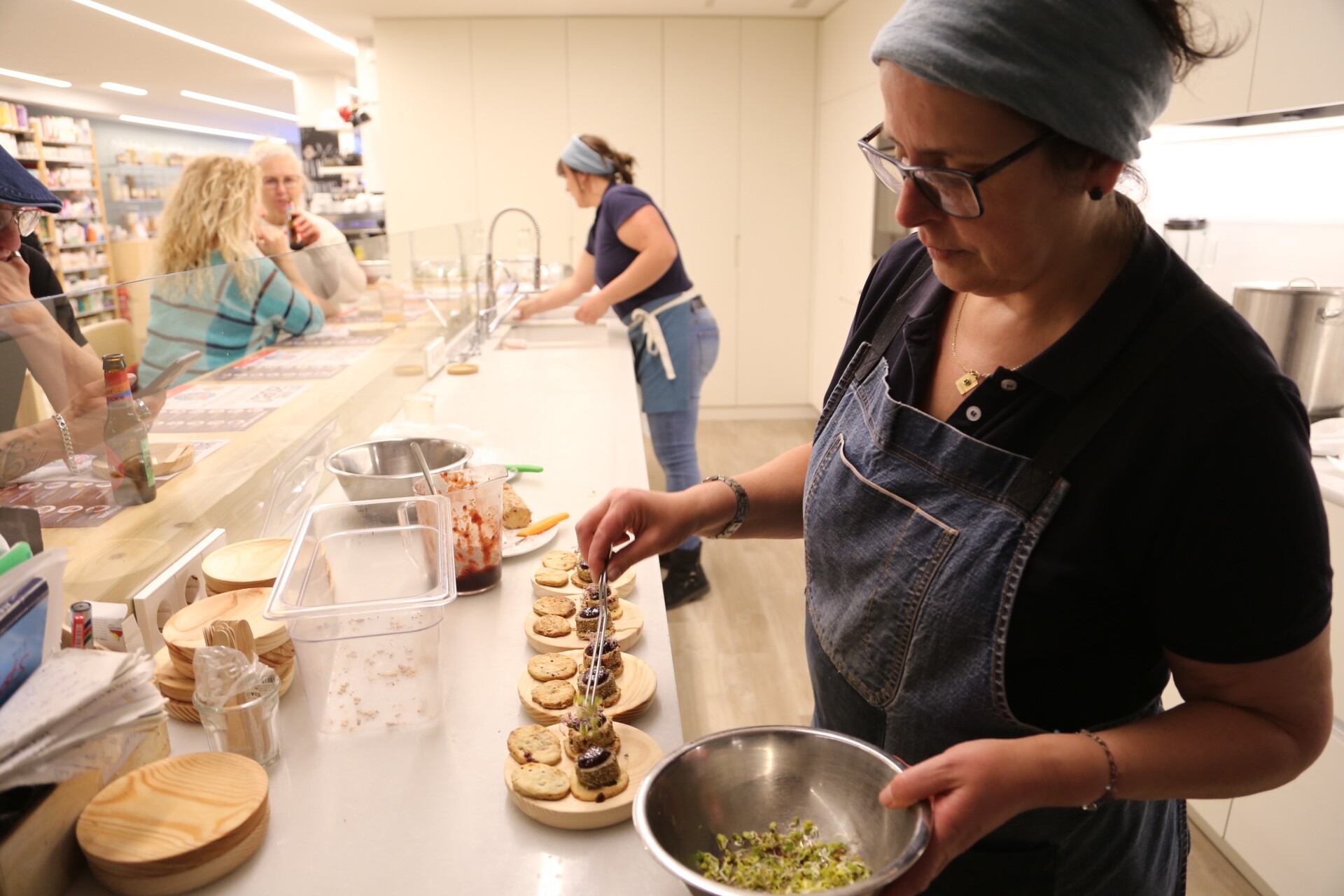Un dels establiments participants en l&#039;edició d&#039;enguany de la Ruta de la tapa de Sant Julià de Lòria preparant una de les seves propostes.