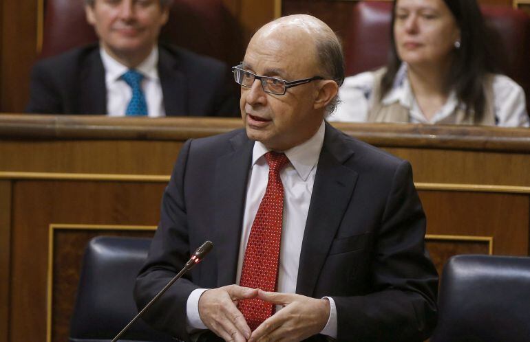 El ministro de Hacienda, Cristóbal Montoro, durante en la sesión de control al Gobierno en el Congreso