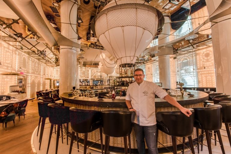 El cocinero Dani García, posando frente a la barra-globo de BiBo Madrid.