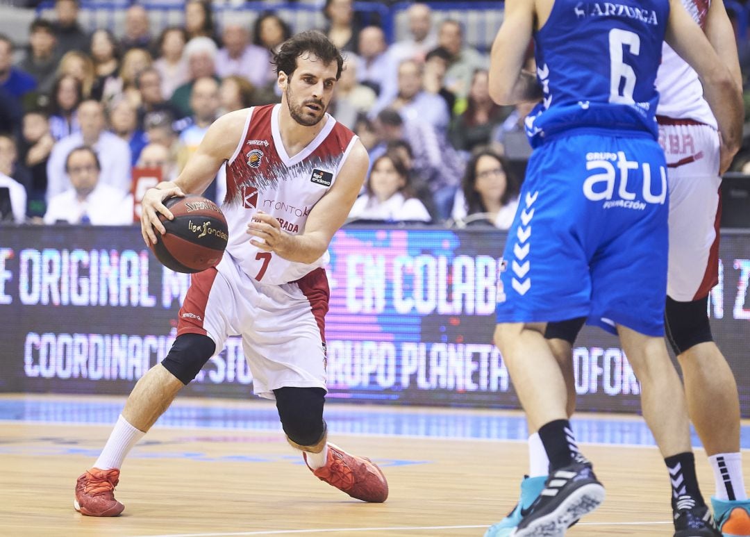 Tomás Bellas maneja el balón durante un partido de esta temporada.