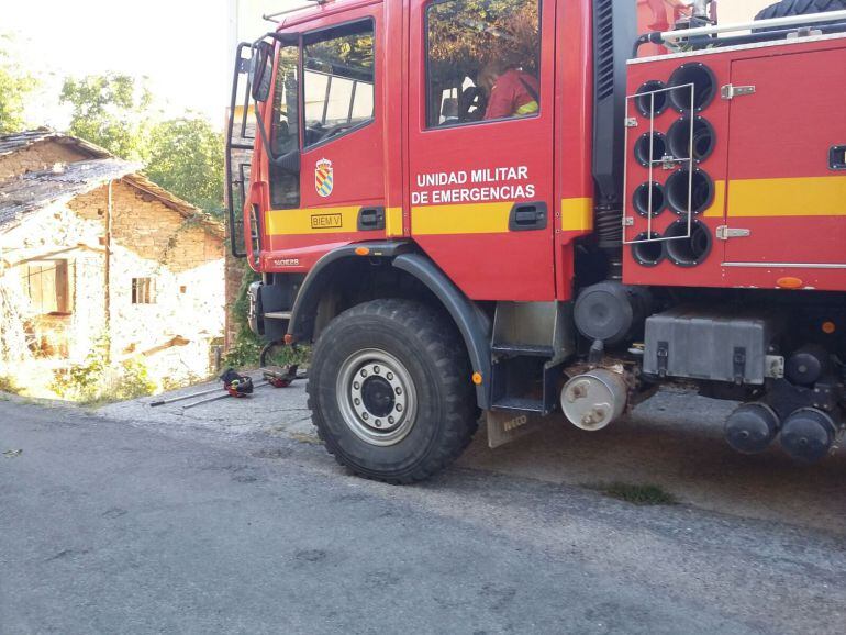 La Unidad Militar de Emergencia vigila el incendio de San Fiz do Seo