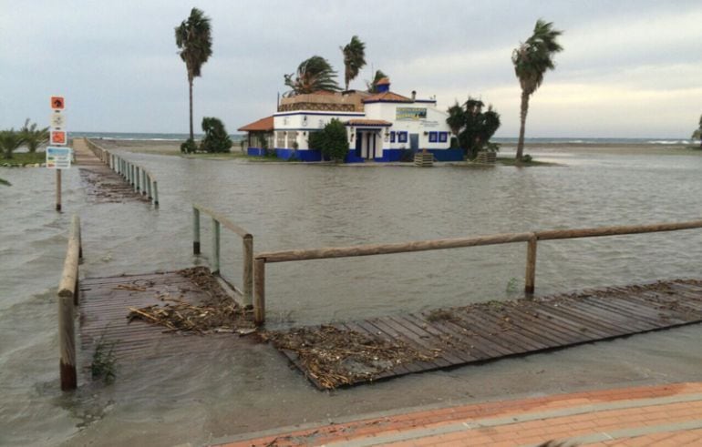 El temporal de levante ha provocado inundaciones en la Playa de Poniente de Motril (Granada) este 1 de noviembre de 2015