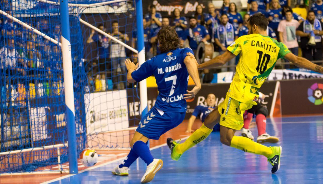 Imagen del momento en el que Manu García, el todoterreno alicantino, lograba el segundo gol para el FS Viña Albali Valdepeñas 