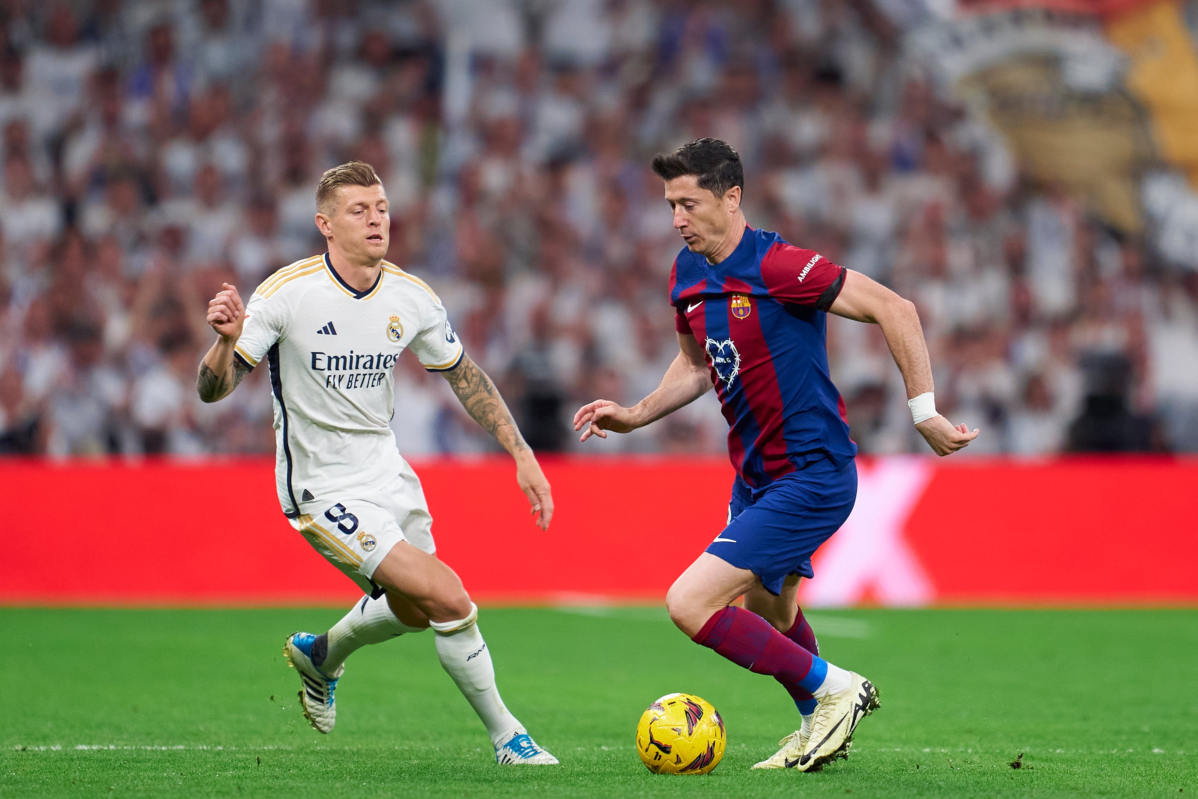 Toni Kroos y Robert Lewandowski, durante el Real Madrid - Barça de Liga disputado en el Santiago Bernabéu