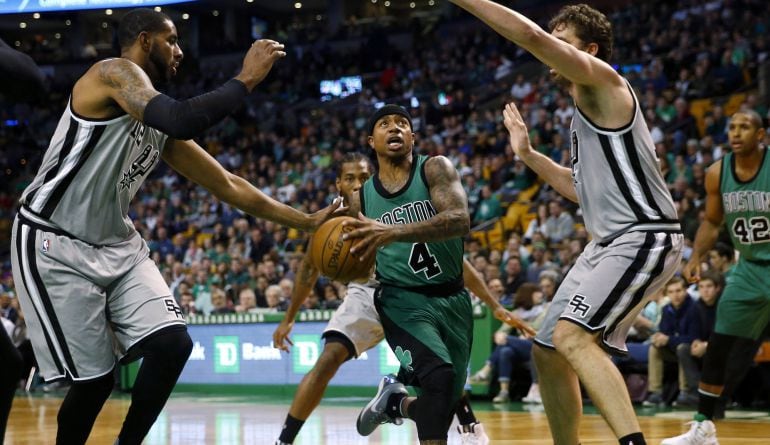 Isaiah Thomas entra a canasta ante Pau Gasol