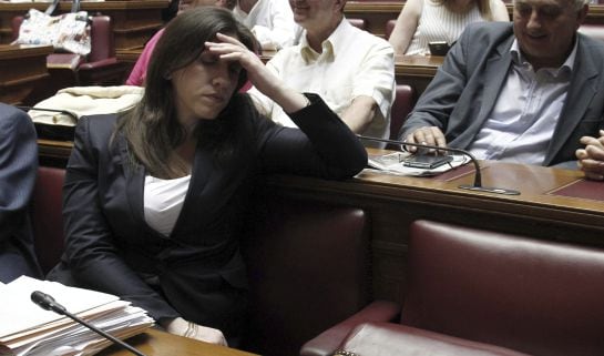 La presidenta del Parlamento griego, Zoé Konstandopulu, reacciona durante una sesión parlamentaria