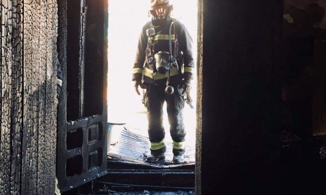 Bombero en la vivienda incendiada de la calle Vergara.
