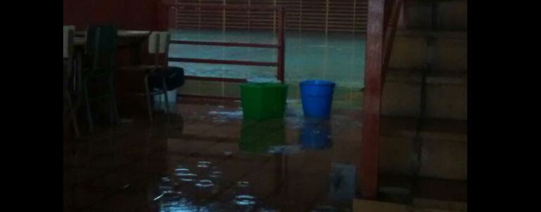 Pabellón del colegio inundado