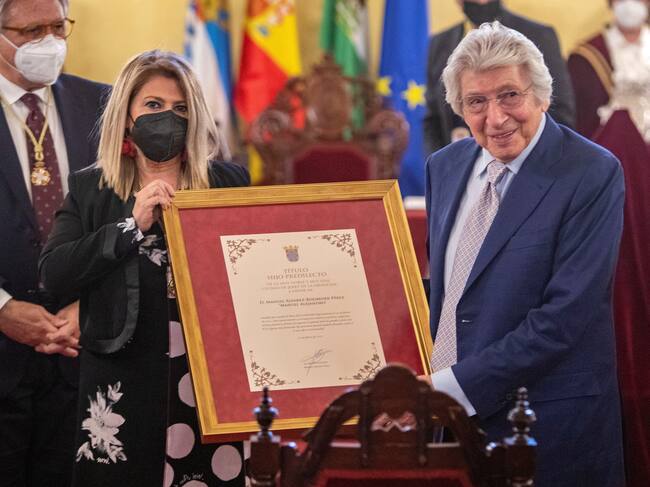 JEREZ DE LA FRONTERA, 22/02/2022.- El compositor Manuel Alejandro (d) posa tras ser nombrado Hijo Predilecto de la ciudad de Jerez, en una sesión que ha tenido lugar en el Cabildo Viejo, este martes. Manuel Alejandro, compositor de más de 500 himnos al amor que han marcado la historia de la música en español, asegura, en una entrevista telefónica con EFE, que vive, a sus 90 años, "su cuarta juventud", en la que continúa estudiando, formándose y creando canciones. EFE/ Román Ríos