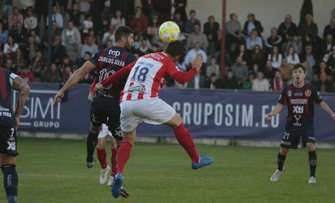 Carlos Selfa luchando por el balón