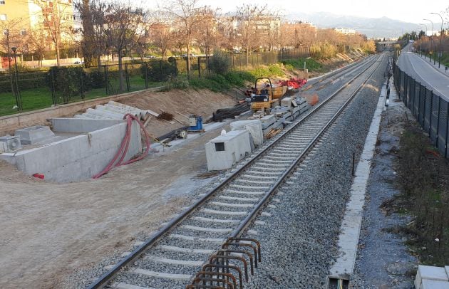 Instalación de una segunda vía para el intercambiador de ejes de trenes en la vía de Moreda a la altura del barrio granadino Cerrillo de Maracena