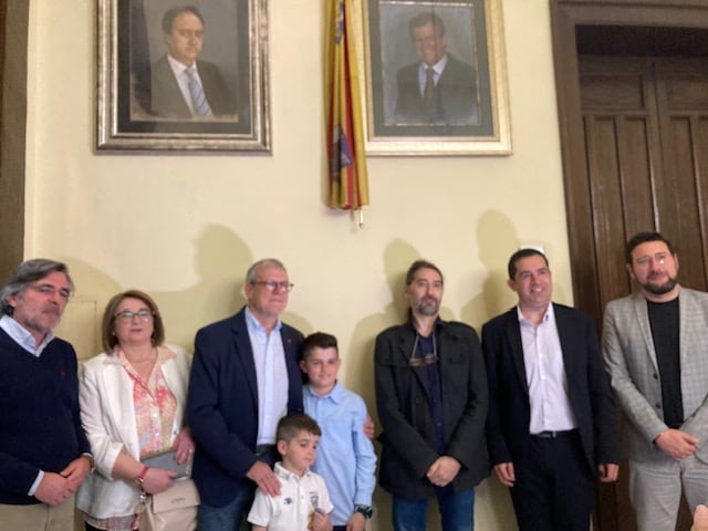 Jorge Sedano rodeado de su familia, el autor del cuadro y autoridades locales