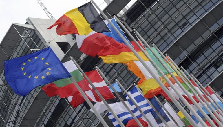 Imagen de archivo con varias banderas de estados de la UE frente al Parlamento Europeo en Estrasburgo (Francia).