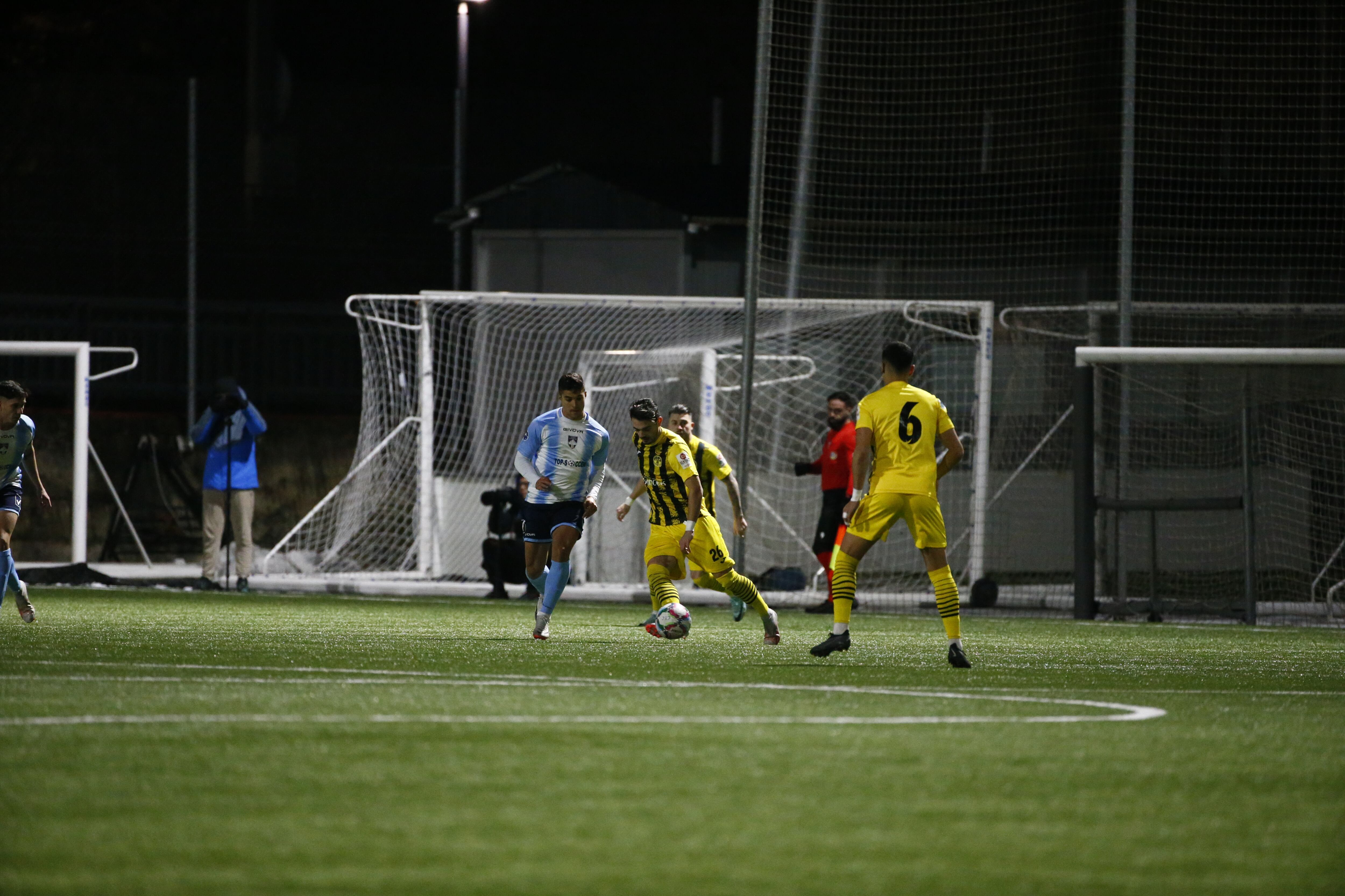 Un moment del partit entre la UE Santa Coloma i el Carroi de l&#039;eliminatòria de la Copa Constitució.