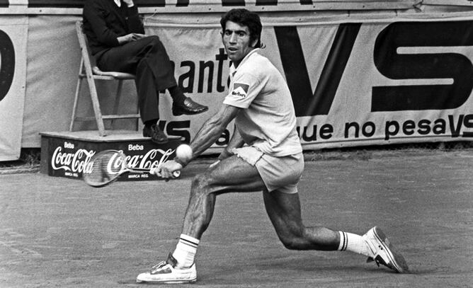 El español Manuel Orantes, durante la disputa del Trofeo Conde de Godó, que ganó al derrotar al norteamericano Eddie Dibbs por el tanteo de 6-1, 2-6, 2-6. 7-5 y 6-4.