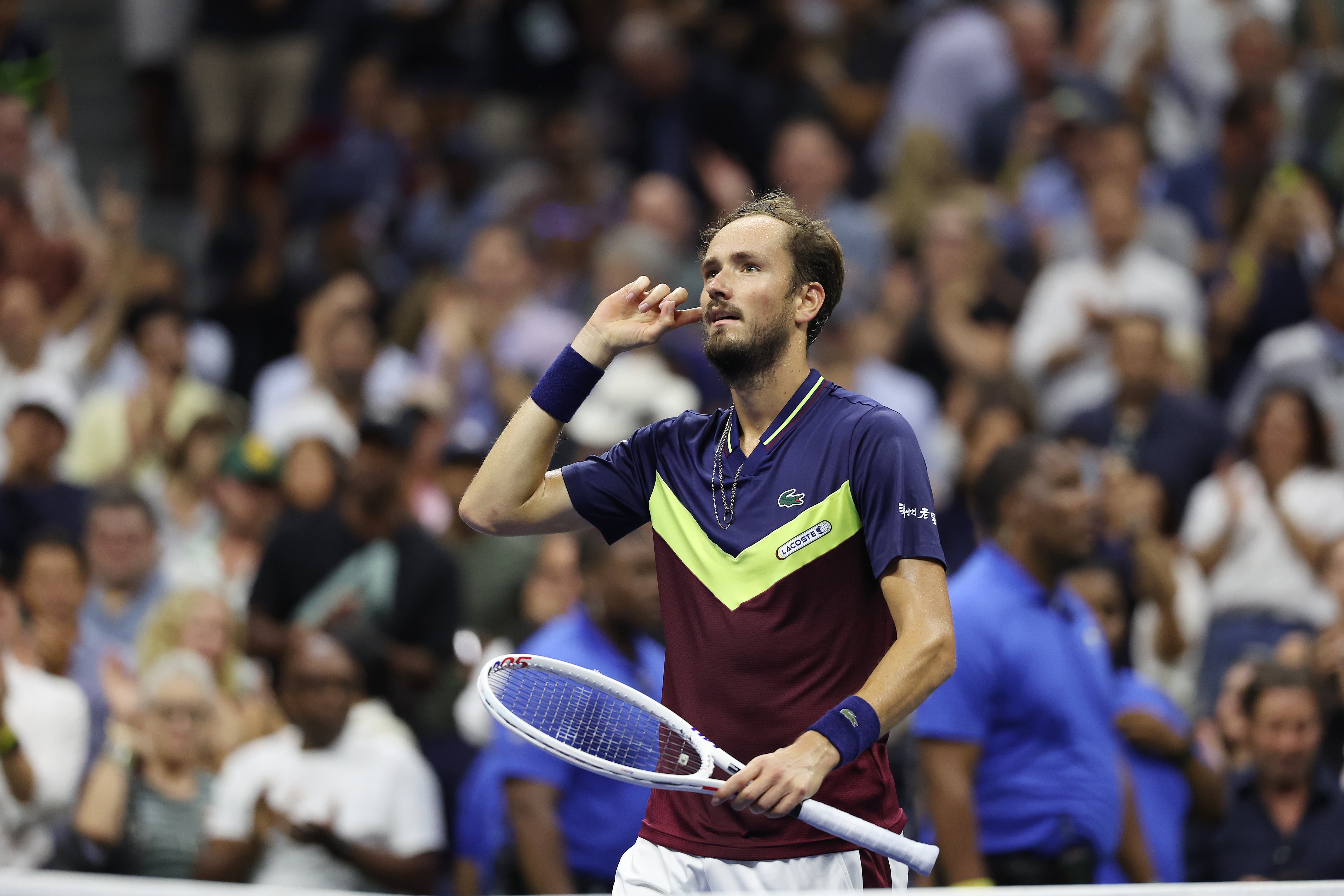 Medvedev celebra su victoria ante Carlos Alcaraz en las semifinales del US Open.