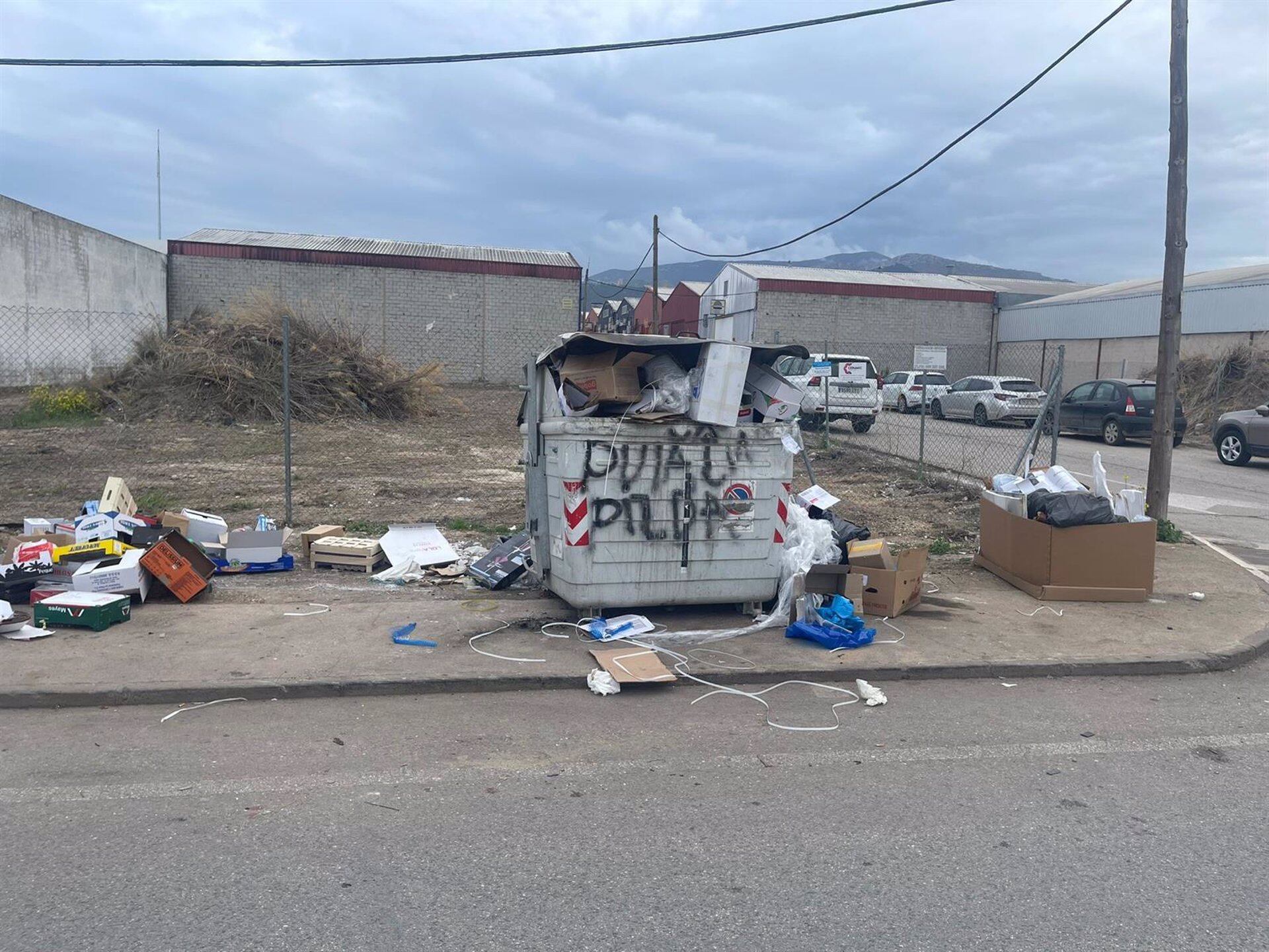 Estado de un contenedor en un Polígono Industrial de Jaén capital, según indican fuentes del PP