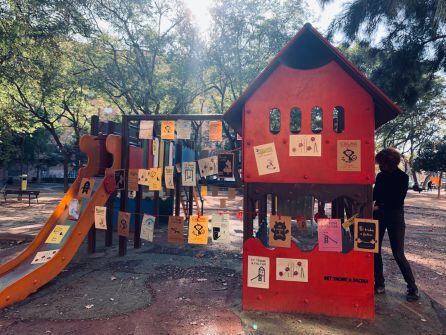 Cartel con el mensaje &quot;et trobe a faltar&quot; que Arquilecturas ha colocado en un parque de València.