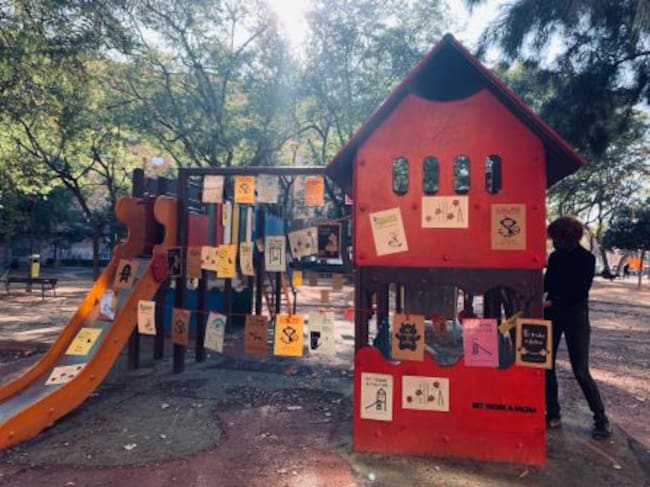 Cartel con el mensaje "et trobe a faltar" que Arquilecturas ha colocado en un parque de València.