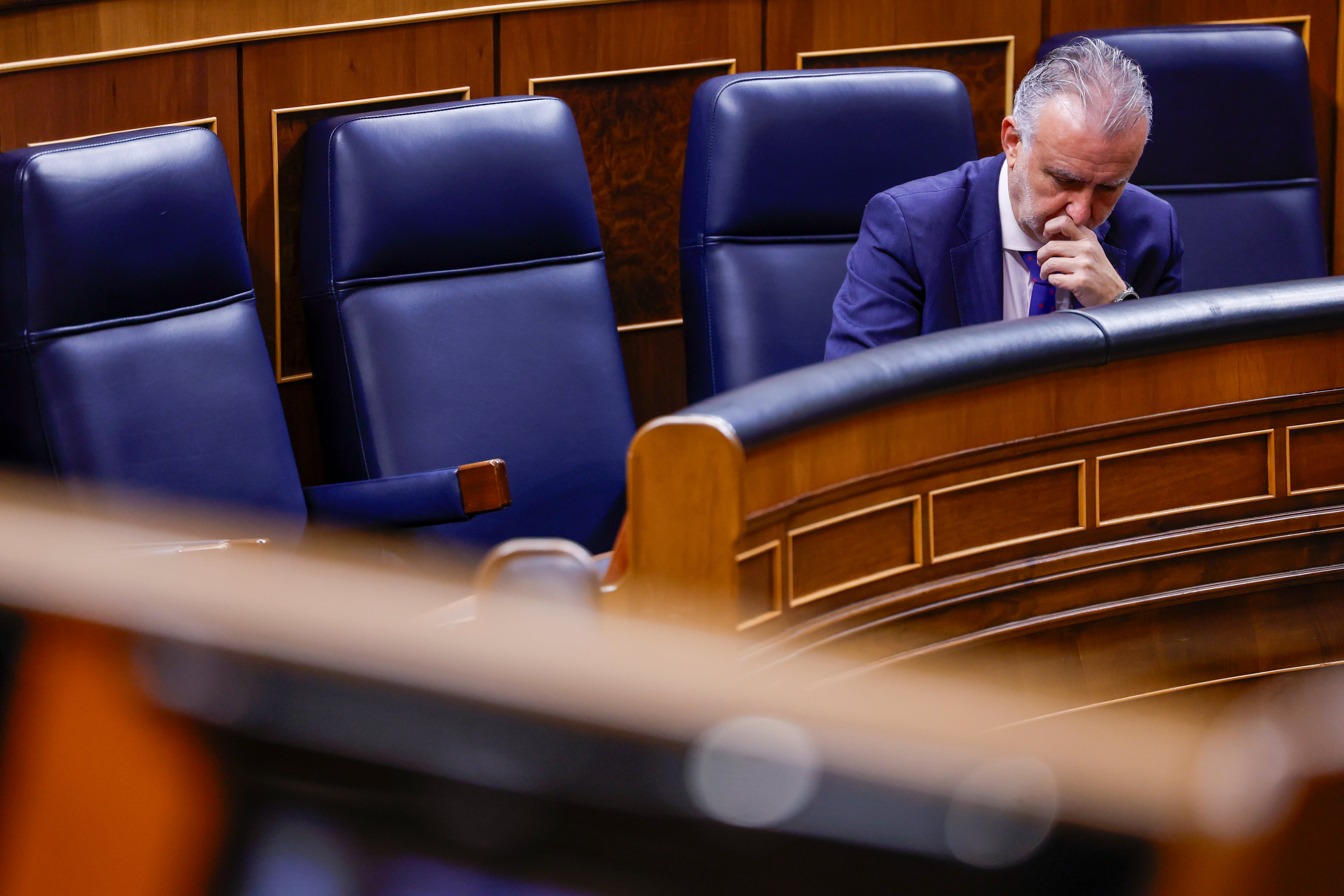 MADRID, 11/12/2025.- El ministro de Política Territorial y Memoria Democrática, Ángel Víctor Torres, durante el pleno del Congreso celebrado este jueves. EFE/ Javier Lizón