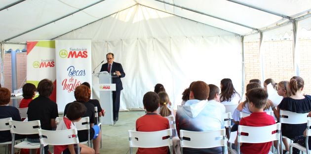 Momento del acto de entrega de diplomas de Inglés a los alumnos becados