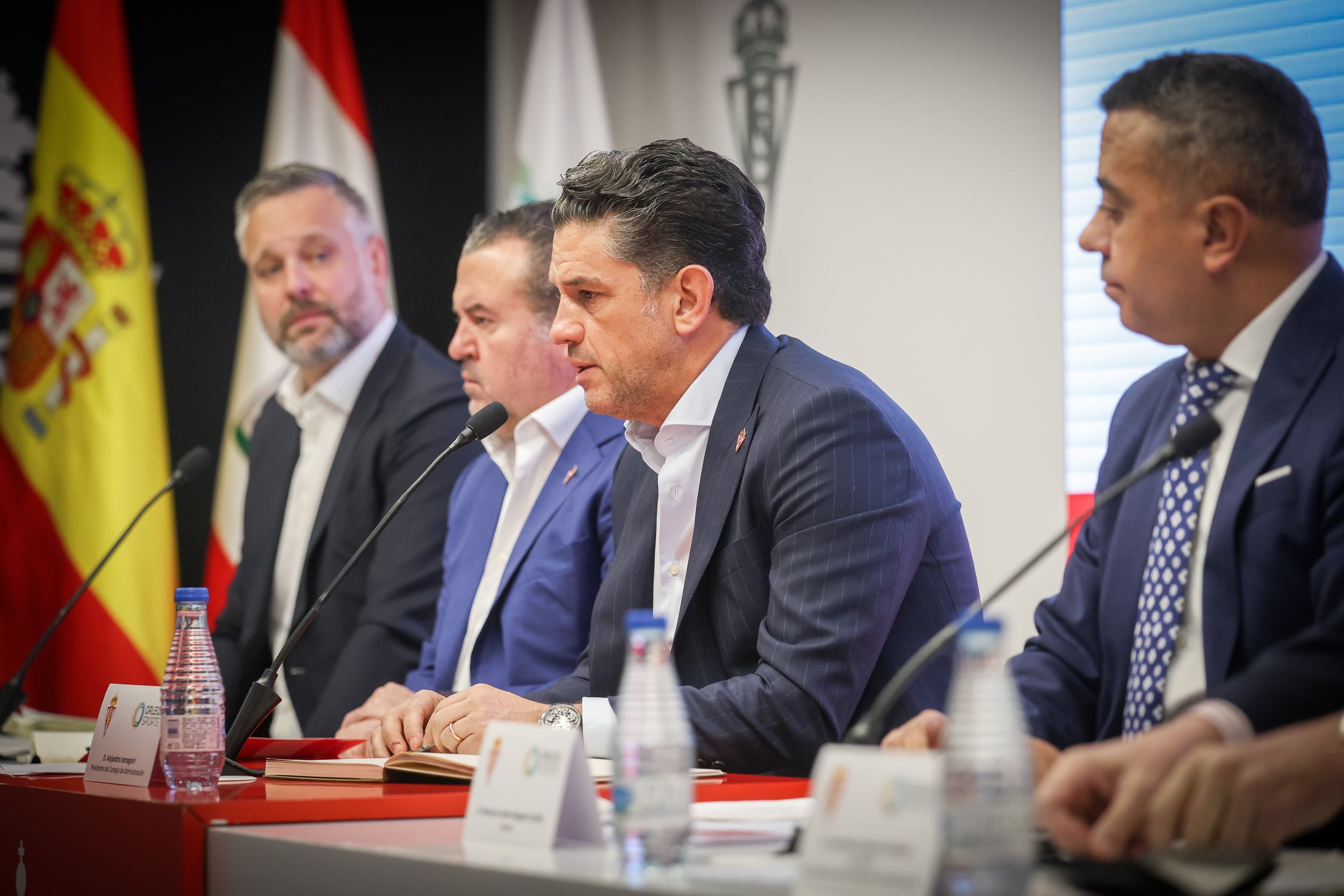 Alejandro Irarragorri presidiendo la junta de accionistas del Sporting.