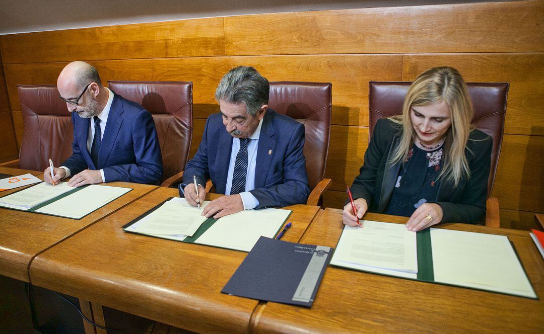 Foto de la firma del acuerdo presupuestario entre Ciudadanos, PRC y PSOE.