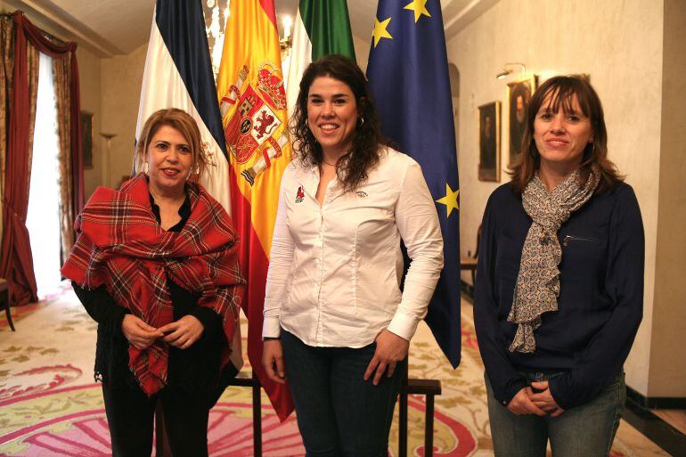 Laura Delgado junto a Mamen Sánchez y Laura Álvarez 