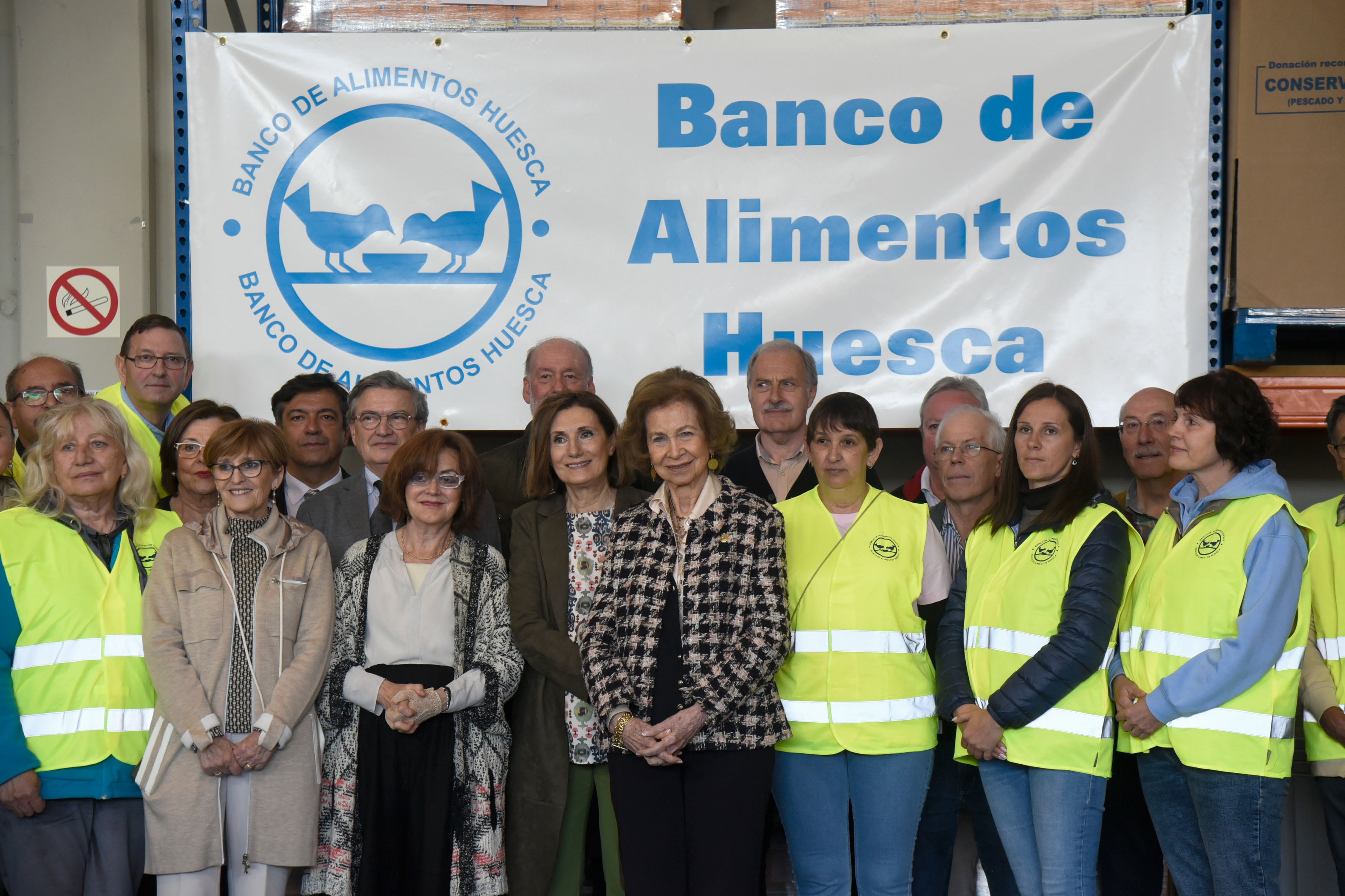 La reina Sofía posaba con los responsables, voluntarios y colaboradores del Banco de Alimentos de Huesca durante su visita de este martes. EFE/ Javier Blasco