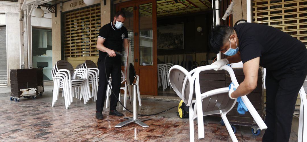 Archivo - Trabajadores de una cafetería.
