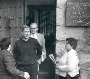 Vargas Llosa a las puertas del museo.