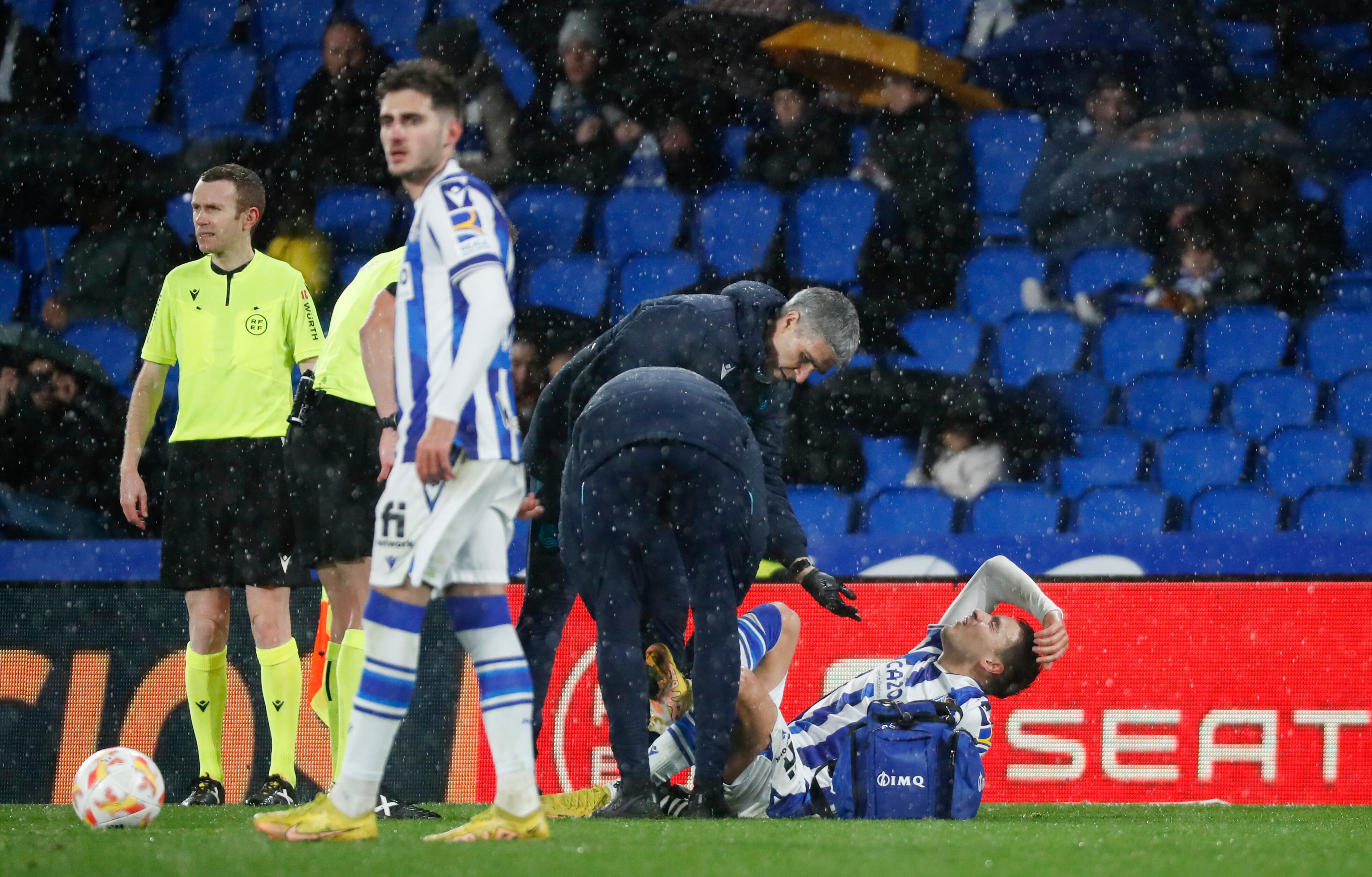 SAN SEBASTIÁN, 17/01/2023.- El defensa de la Real Sociedad Andoni Gorosabel (d) recibe atención médica durante el partido de octavos de Copa del Rey entre Real Sociedad y RCD Mallorca, este martes en el estadio Reale Arena en San Sebastián. EFE /Javier Etxezarreta