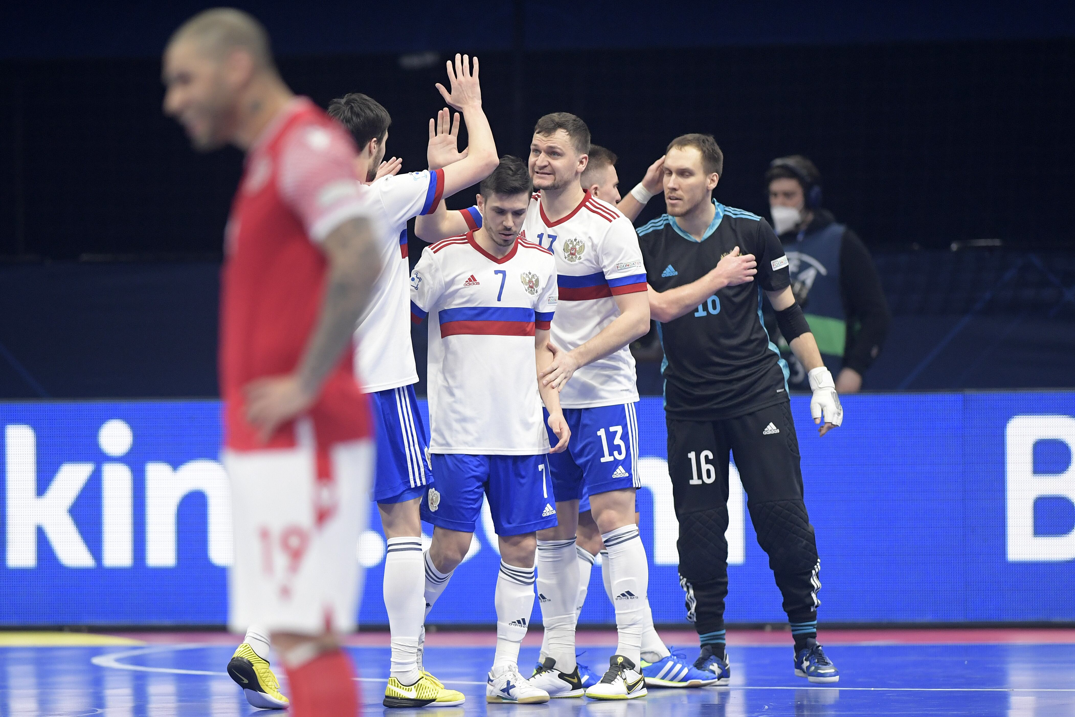 El equipo de futbol sala de Rusia celebra uno de sus goles contra Georgia