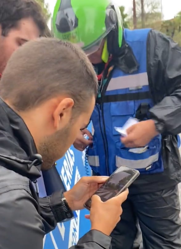 El comisario de la carrera preguntando a aficionados para poder ver cómo fue el final de La Vuelta