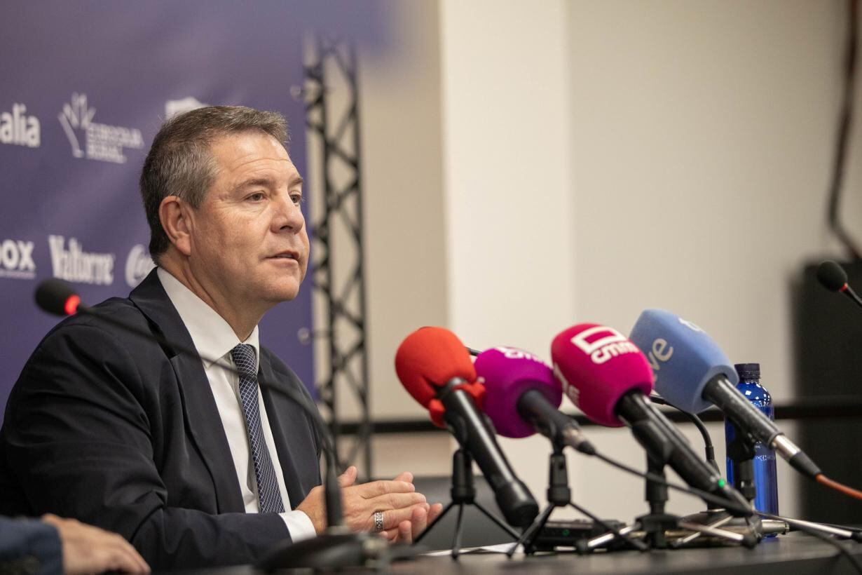 El presidente de Castilla-La Mancha, Emiliano García-Page, clausura un foro tecnológico en Cazalegas (Toledo)