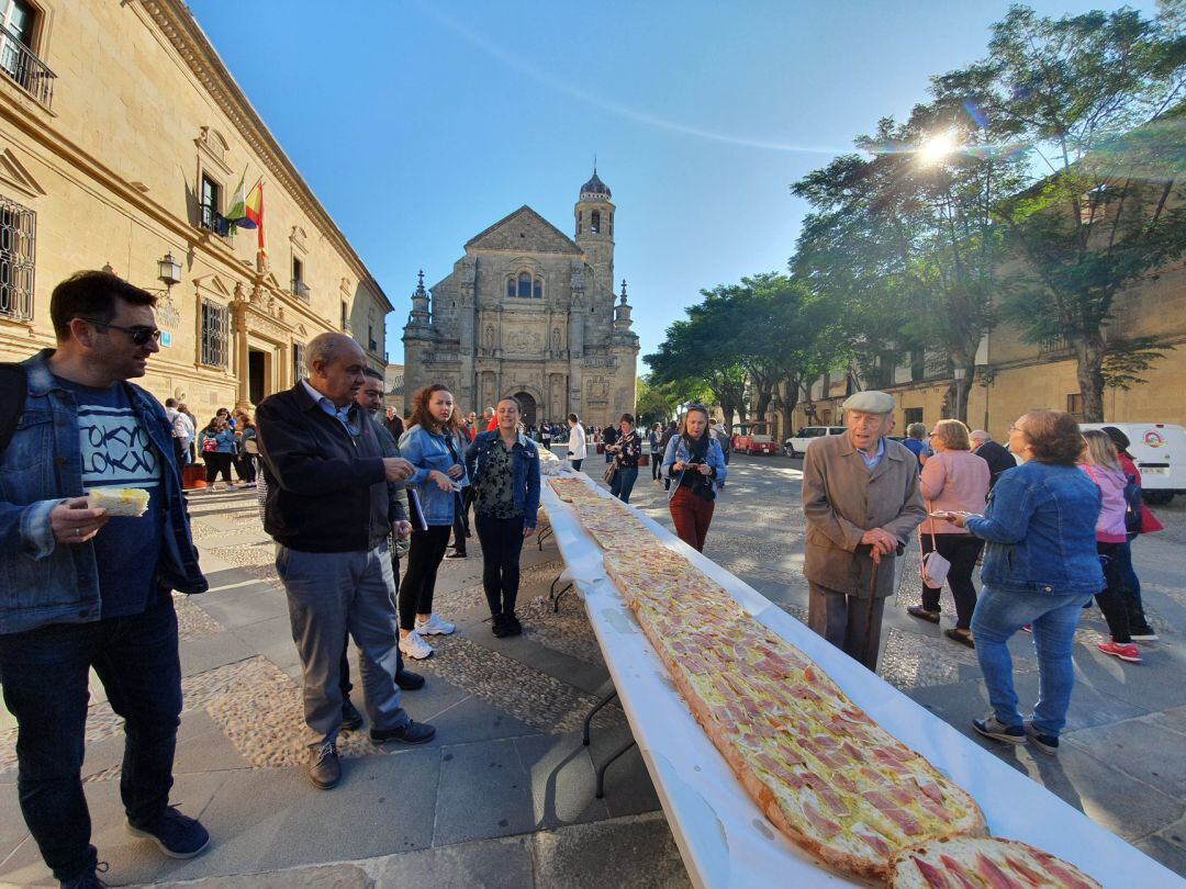 Tostada de cien metros de largo en la Plaza Vázquez de Molina