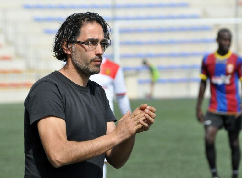 Fran Ruiz Casares dirigiendo un partido del Eldense