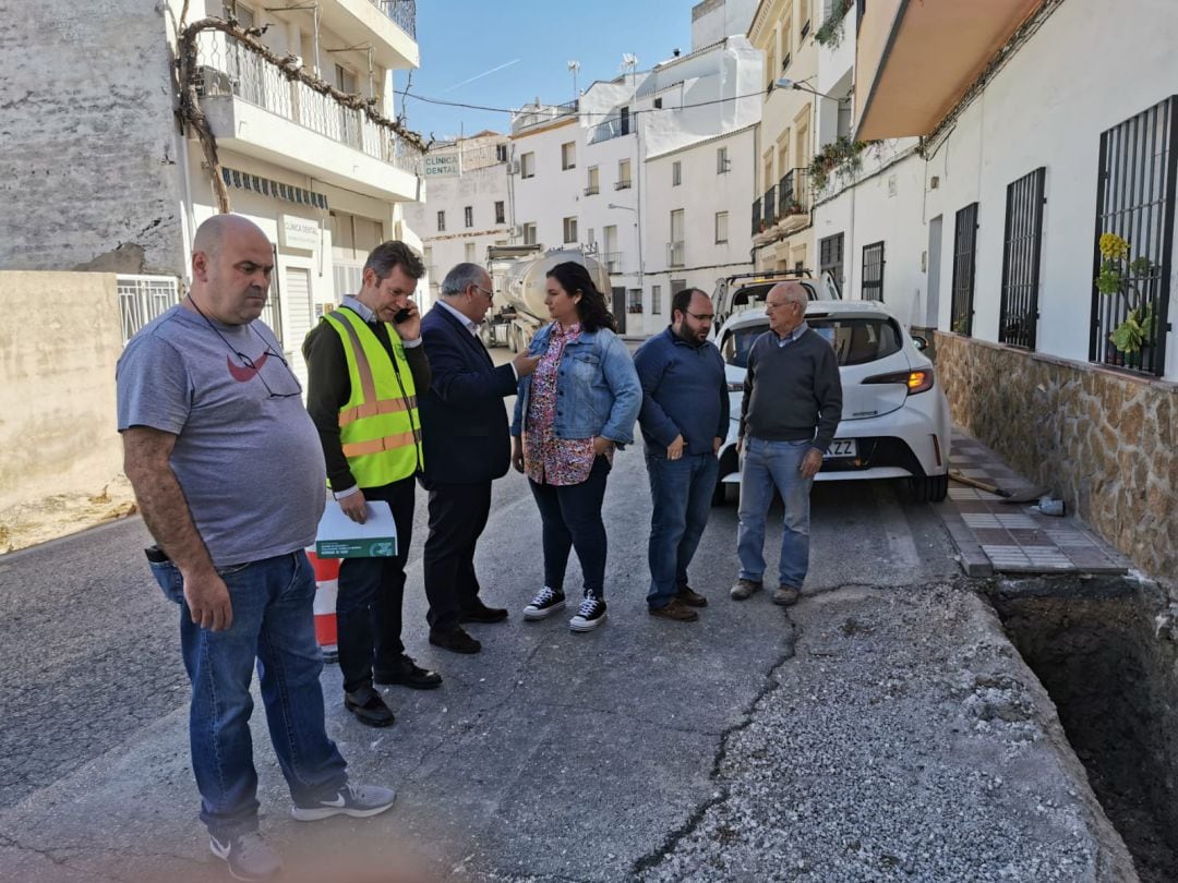 El delegado, Jesús Estrella, tecero por la izquierda, conversa con una vecina, en presencia de alcalde y técnicos