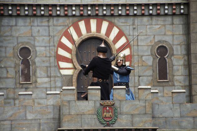 Lucha entre los embajadores moro y cristiano