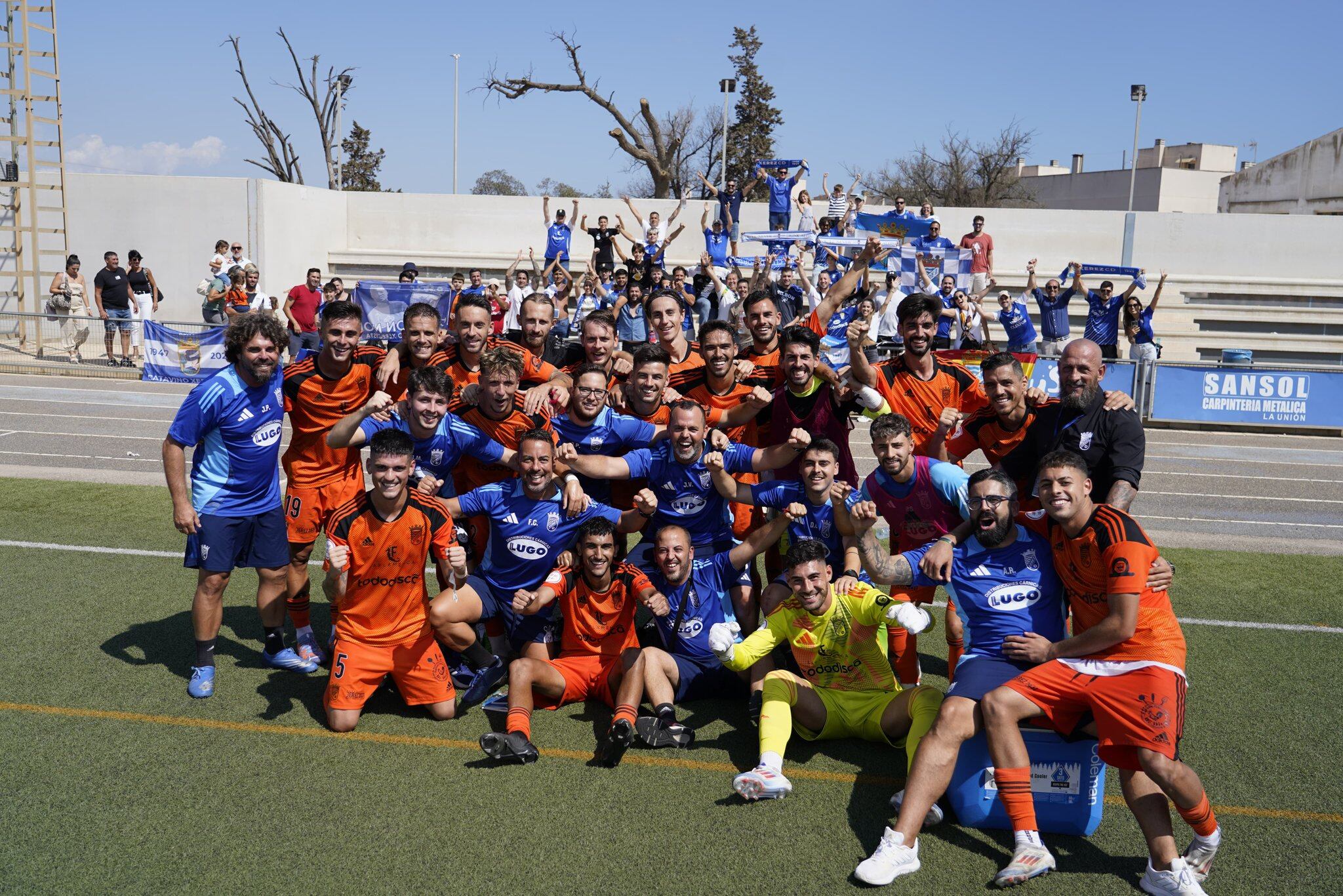 Jugadores del Xerez CD celerando la victoria en Murcia