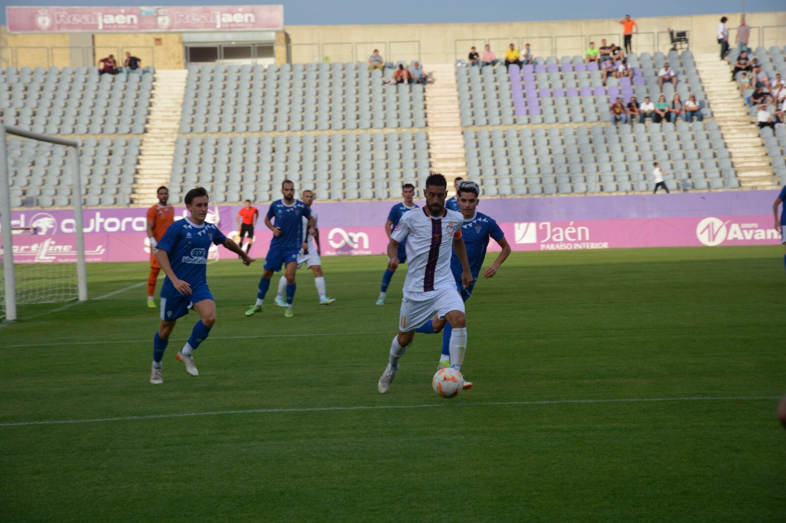 Mario Martos conduce un balón en el partido de esta tarde entre el Real Jaén y la UD Maracena.