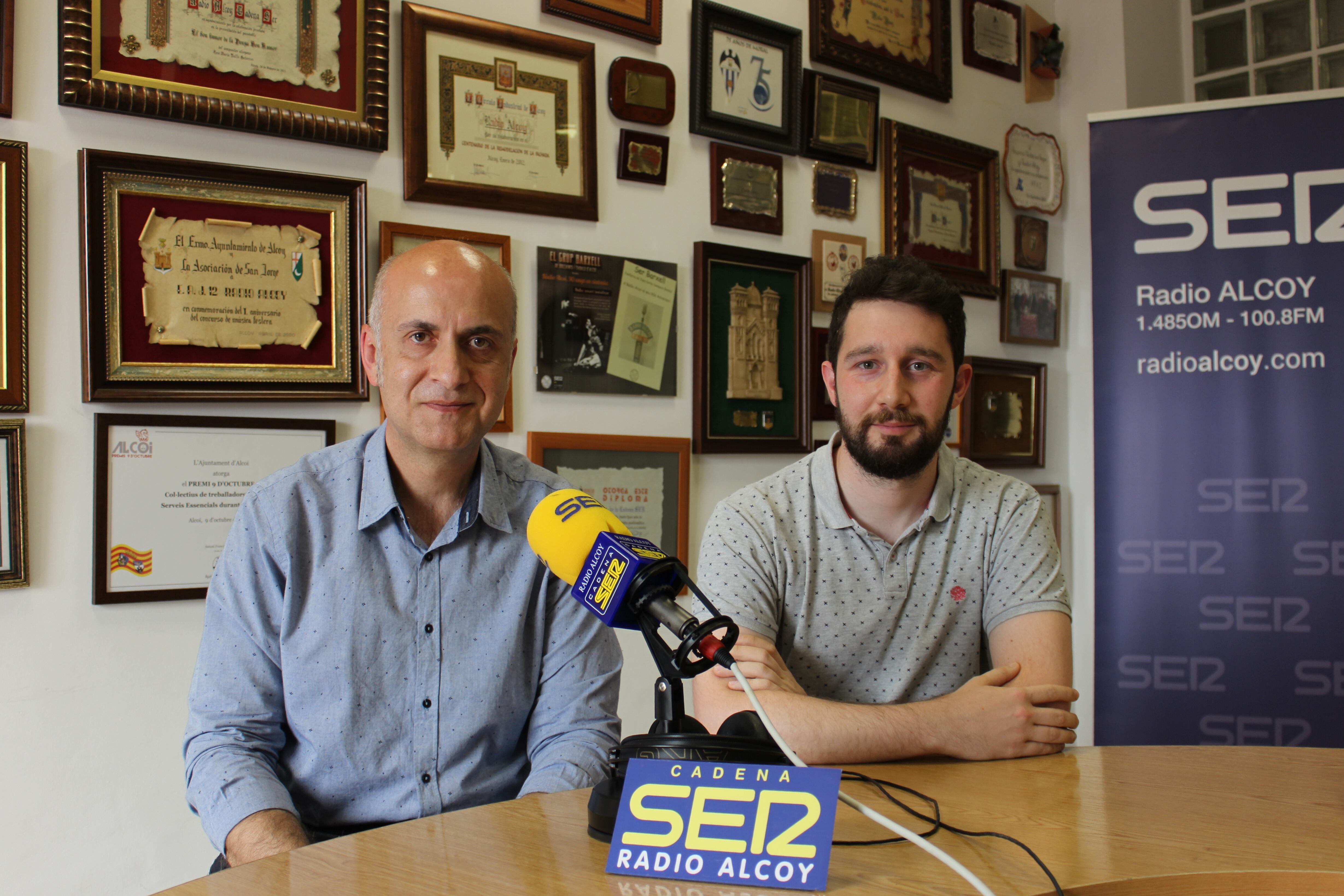 Pablo Martínez i Eduard Terol, músics de la Primitiva, en l'estudi central de Ràdio Alcoi.